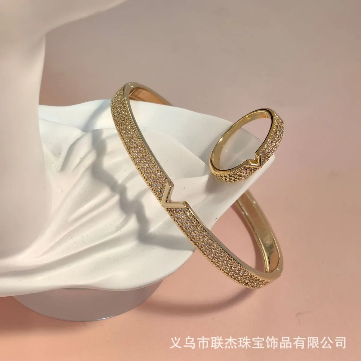 18K Real Gold Plating: Exquisite V-shaped Bracelet Ring Set(MAC212)